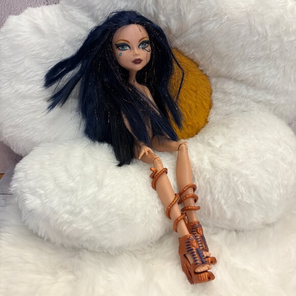 Monster High Cleo de Nile Boo York Fashion Doll Nude With Shoes (SKU: 326TO) - Picture 2 of 14